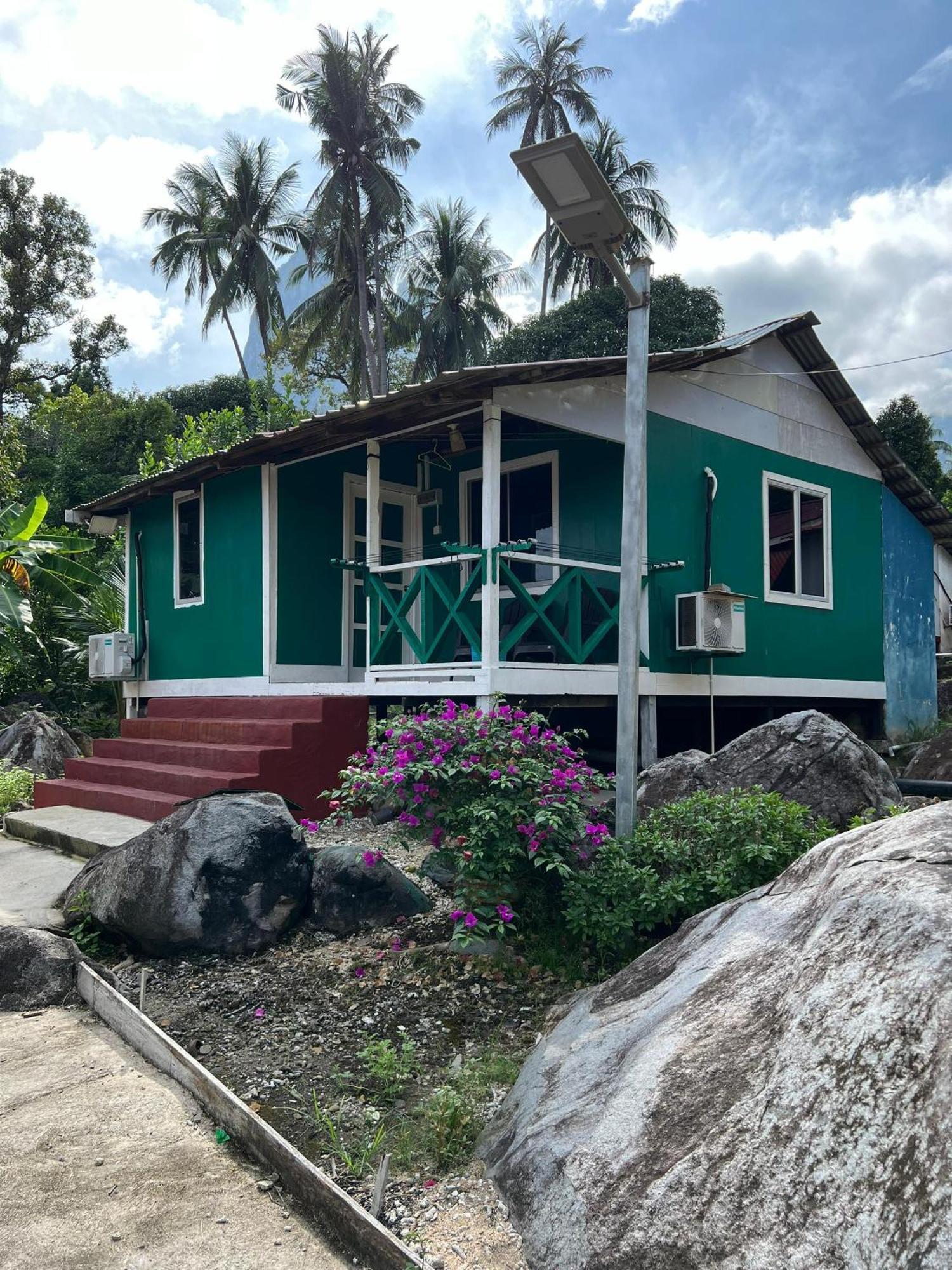 Mukut Coral Chalet Kampong Mukut エクステリア 写真